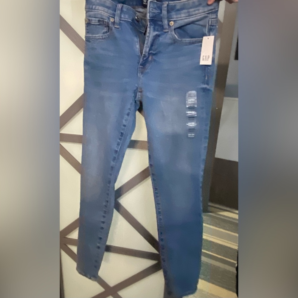 NWT- Women’s GAP 00/24R skinny jeans. never worn. Missed return window.